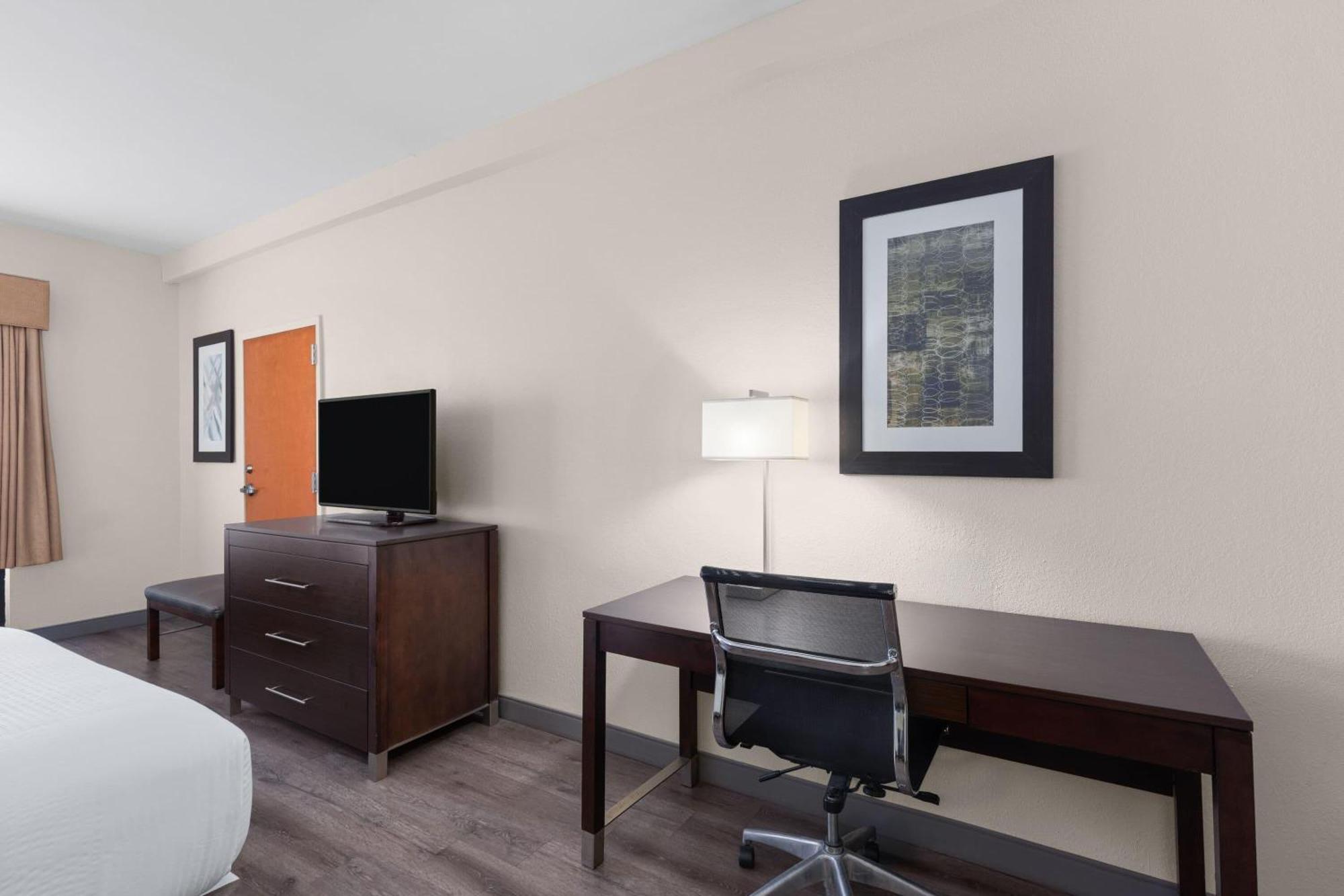 King Room with Bath Tub - Mobility Accessible/Non-Smoking